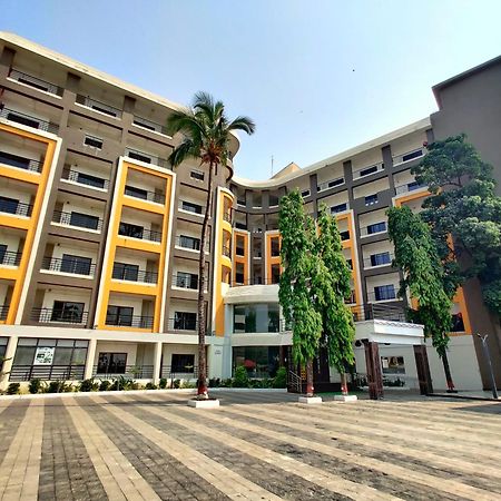Golden Chariot Hotel Daman Esterno foto