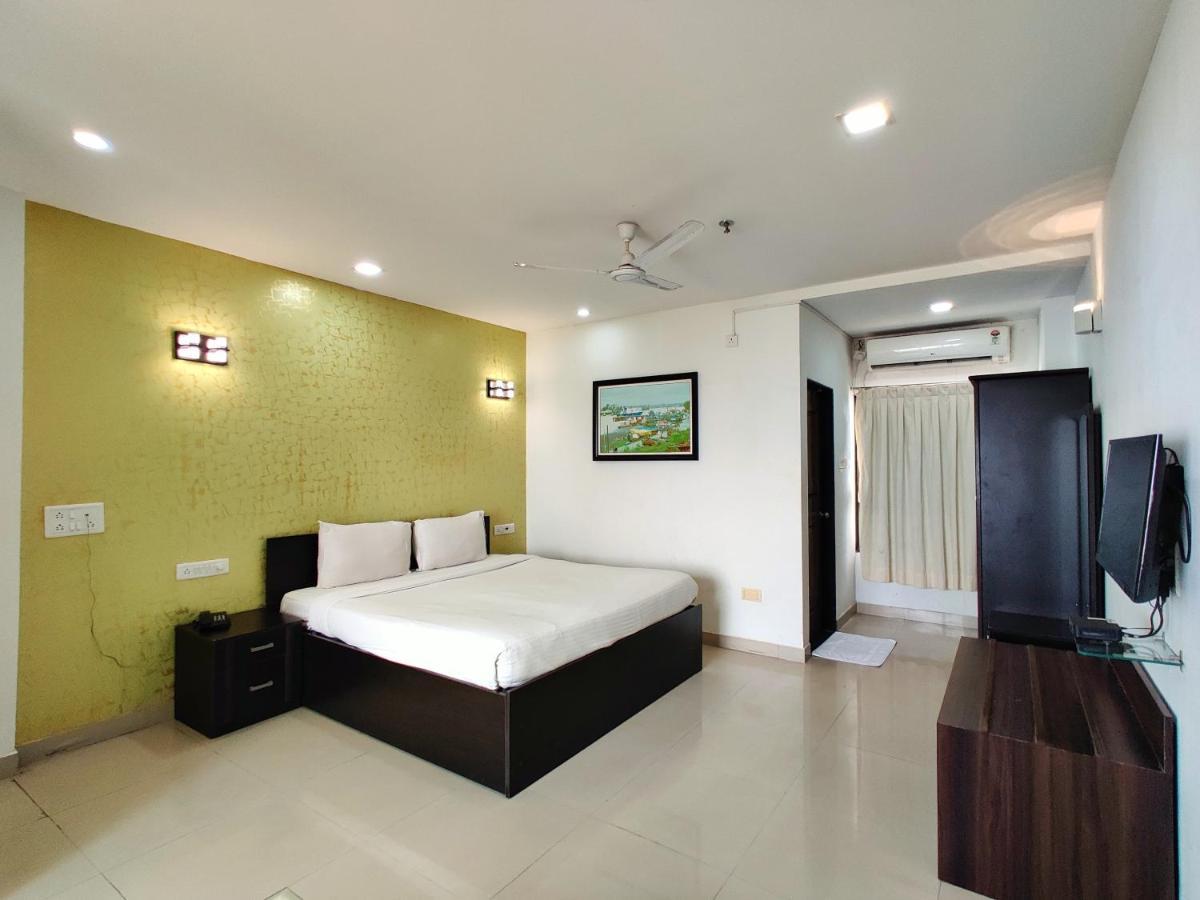 Golden Chariot Hotel Daman Esterno foto
