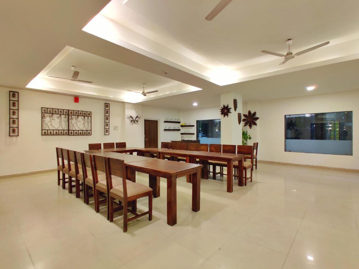 Golden Chariot Hotel Daman Esterno foto