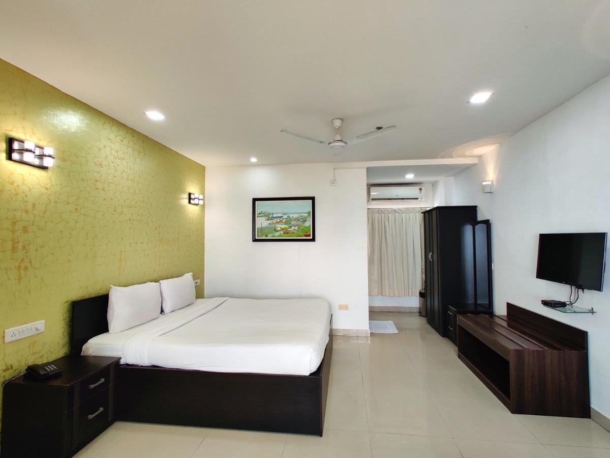 Golden Chariot Hotel Daman Esterno foto