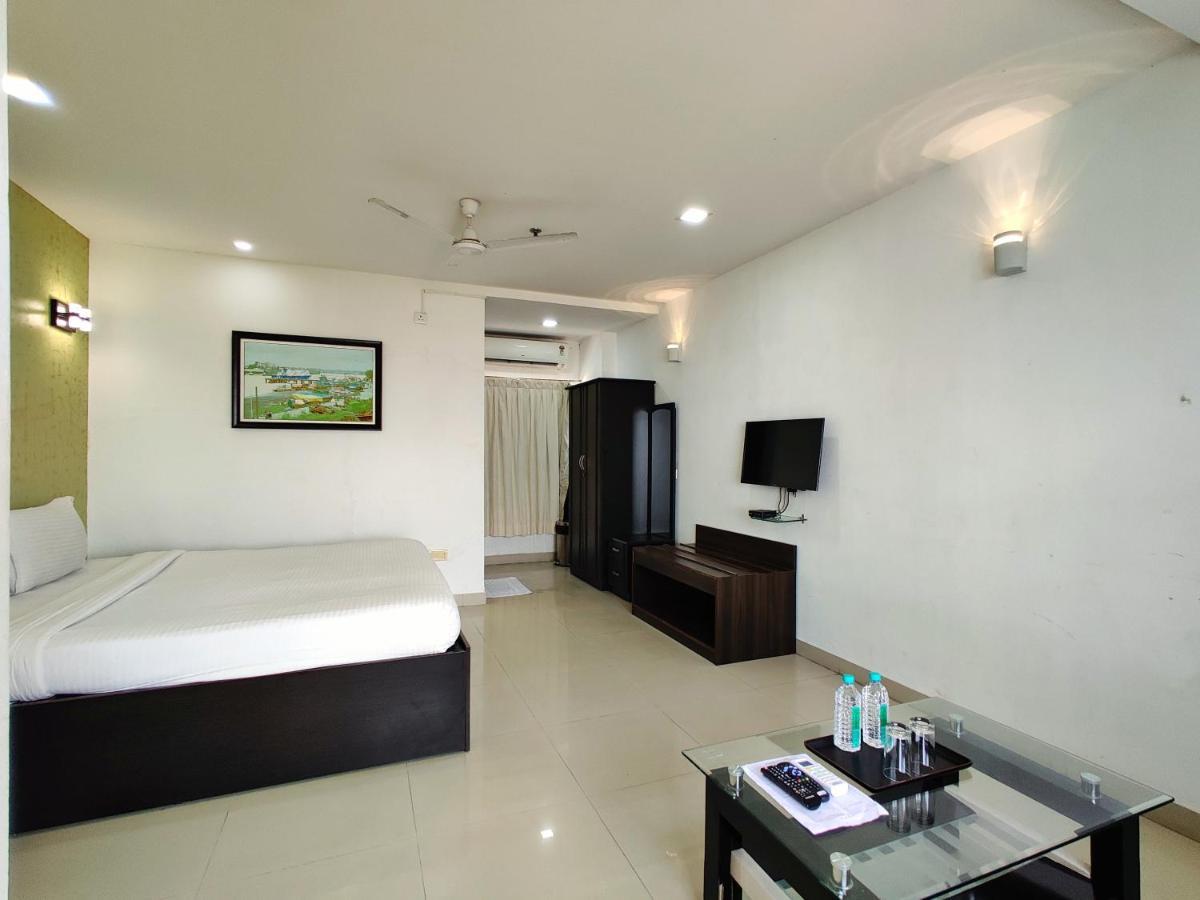 Golden Chariot Hotel Daman Esterno foto
