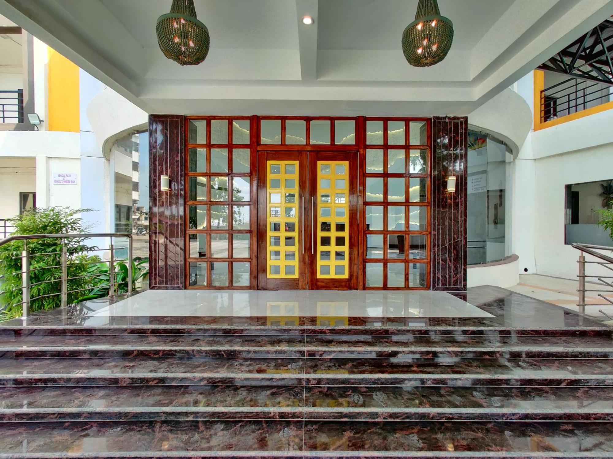 Golden Chariot Hotel Daman Esterno foto