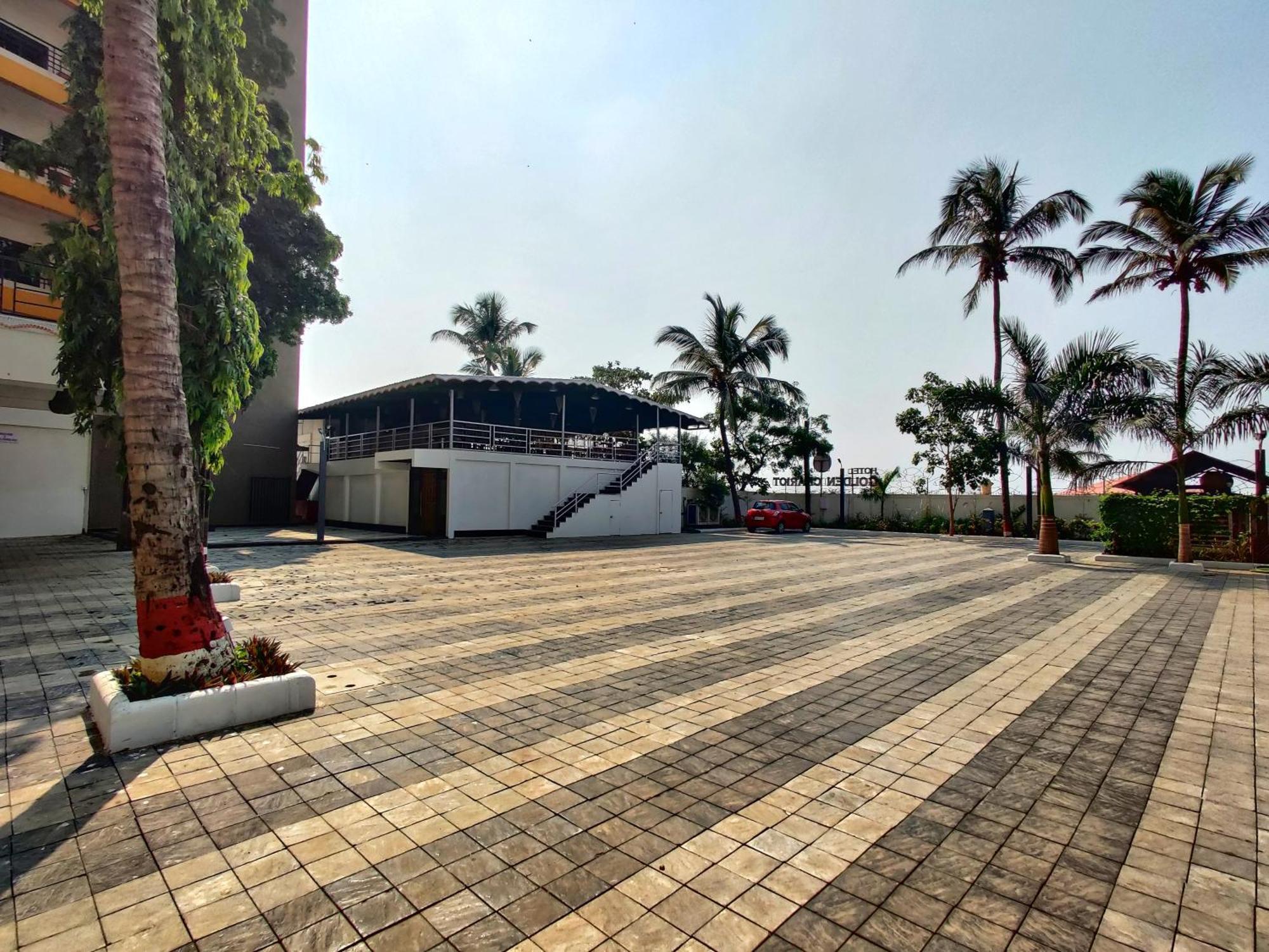 Golden Chariot Hotel Daman Esterno foto