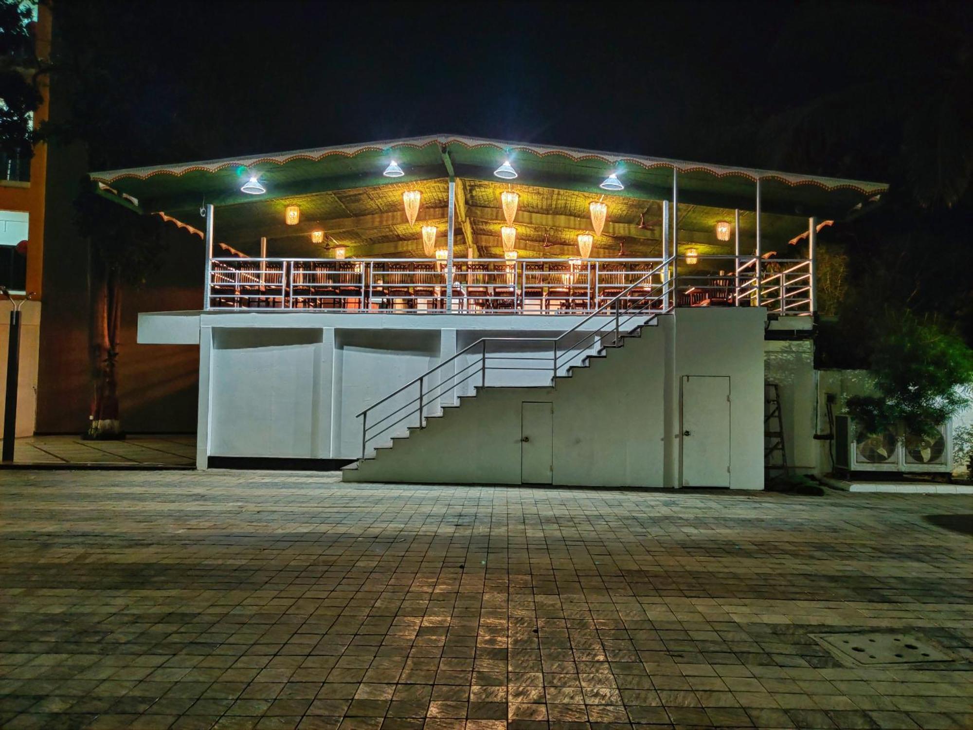Golden Chariot Hotel Daman Esterno foto