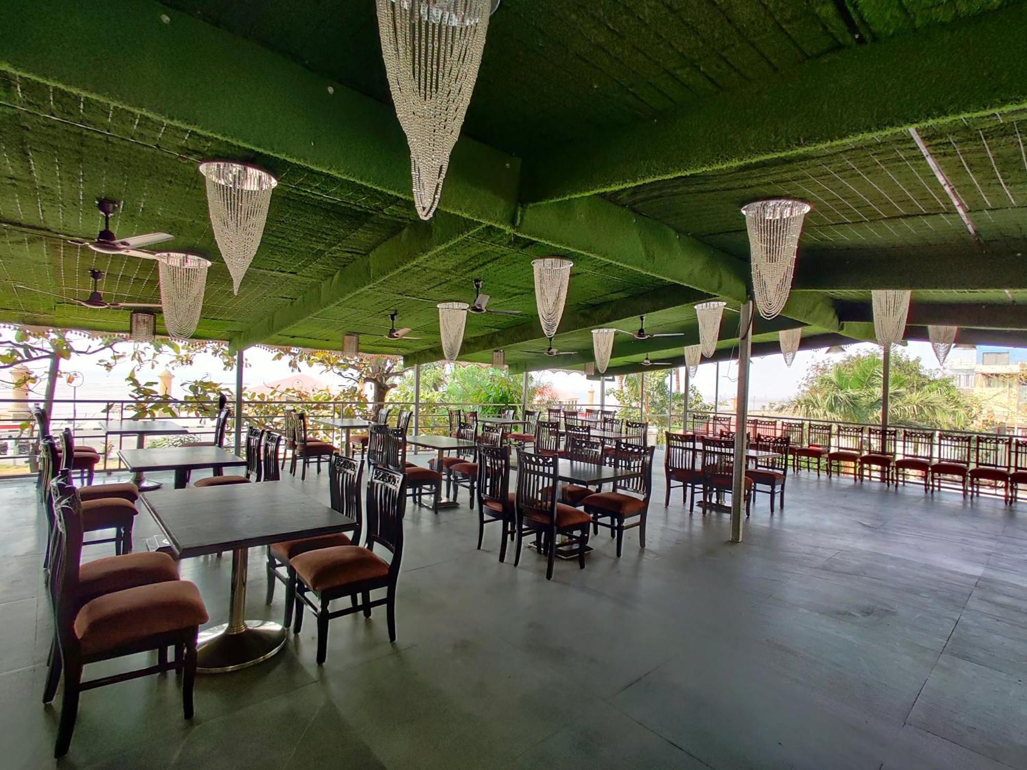 Golden Chariot Hotel Daman Esterno foto