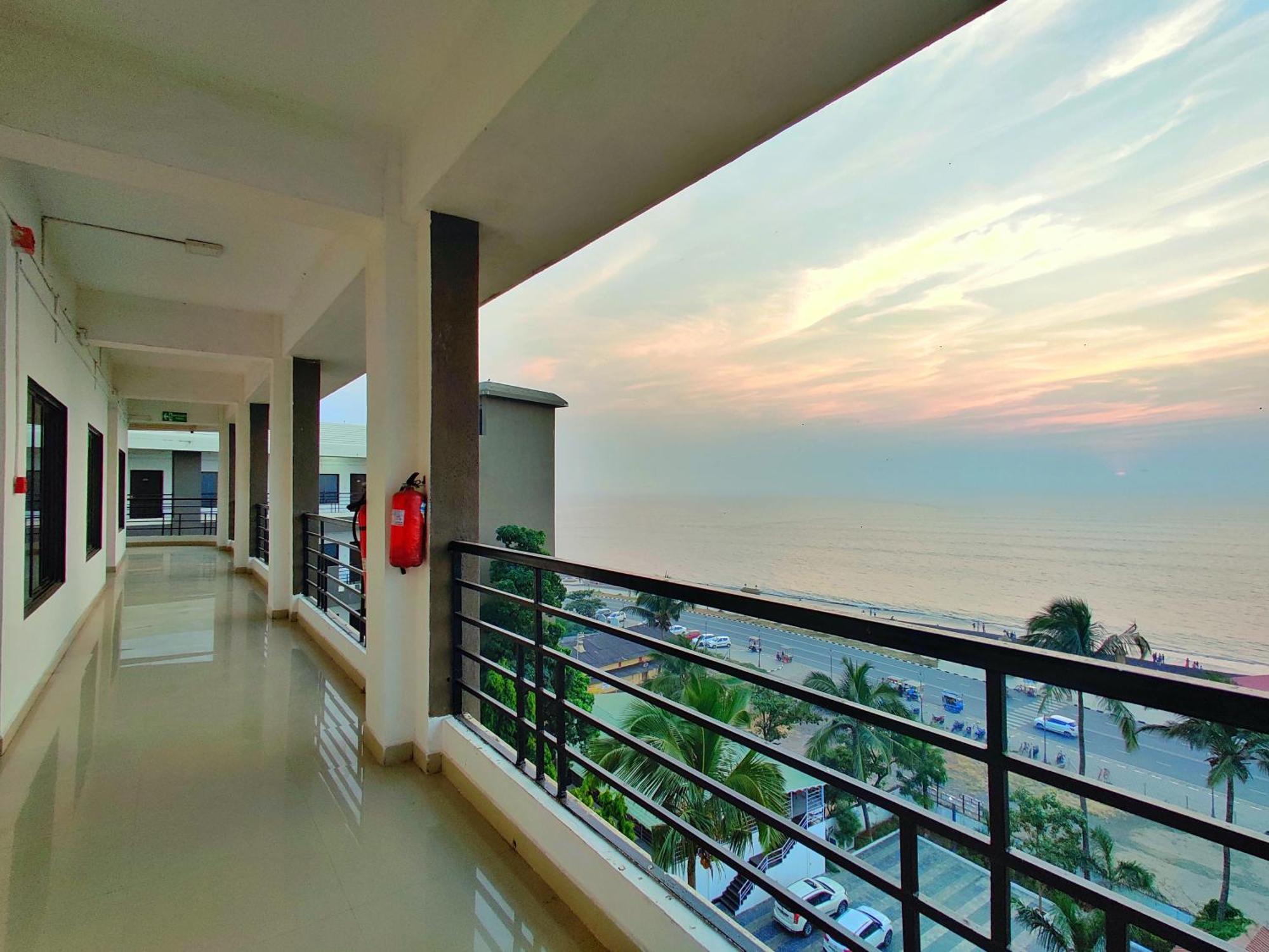 Golden Chariot Hotel Daman Esterno foto