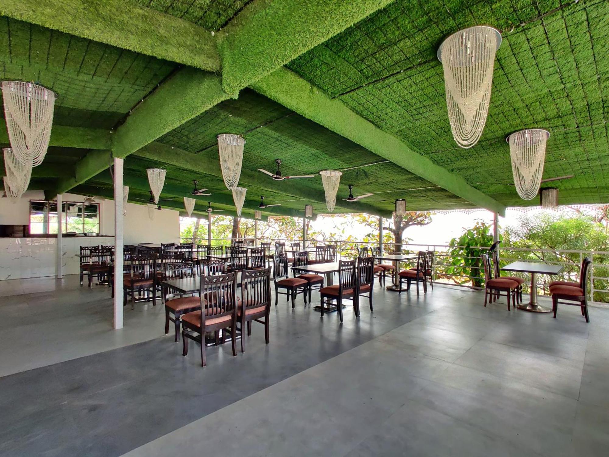 Golden Chariot Hotel Daman Esterno foto