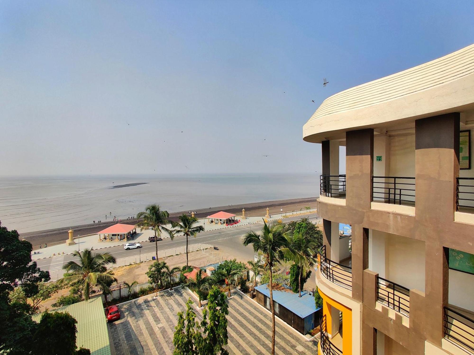 Golden Chariot Hotel Daman Esterno foto