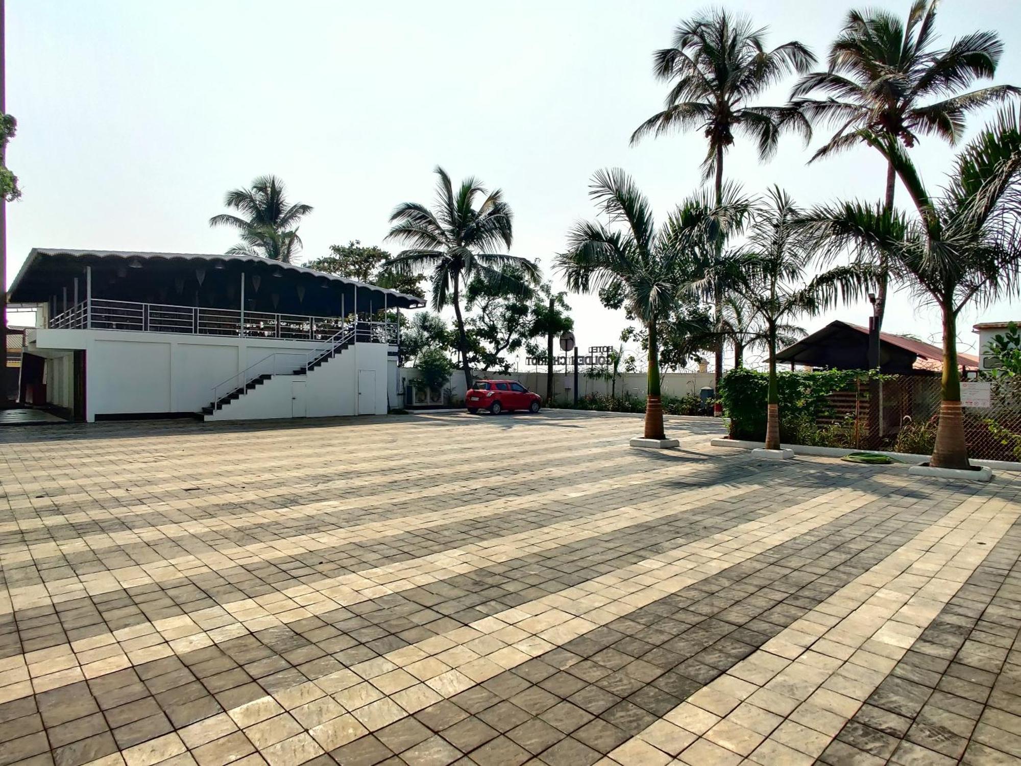 Golden Chariot Hotel Daman Esterno foto