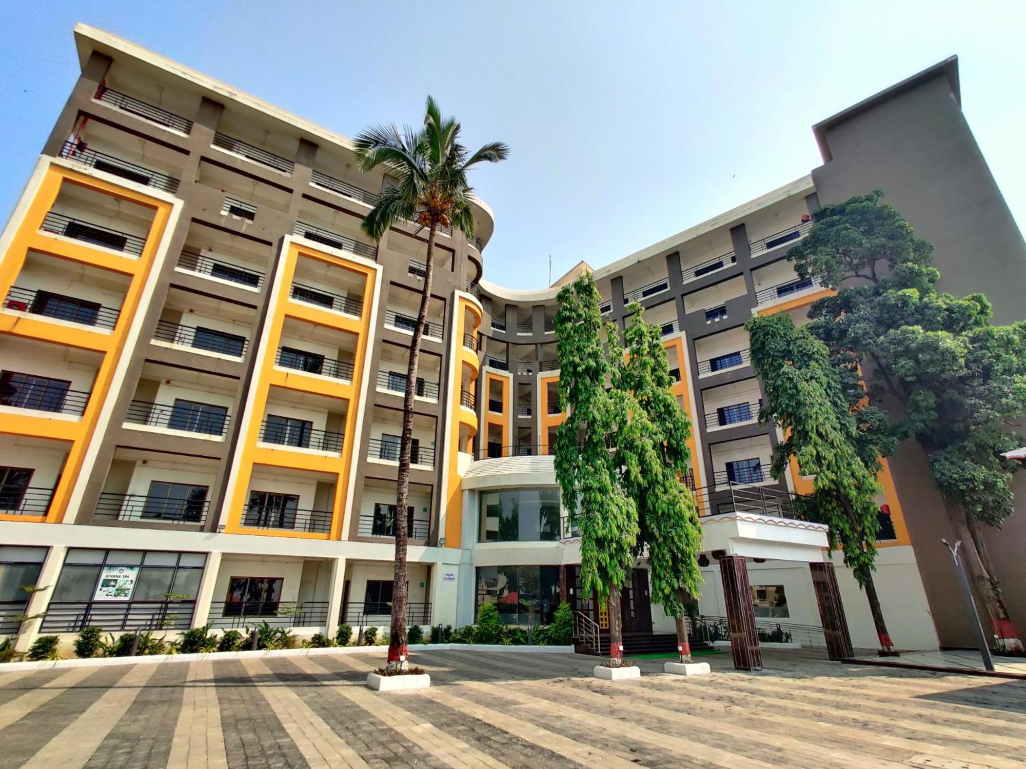 Golden Chariot Hotel Daman Esterno foto
