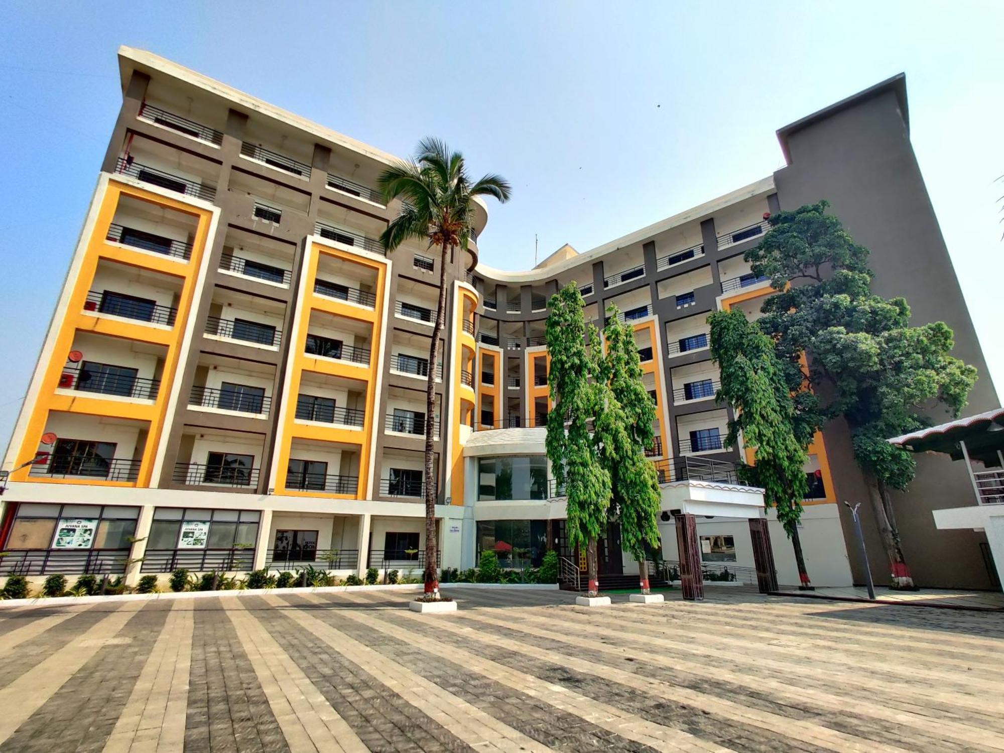 Golden Chariot Hotel Daman Esterno foto