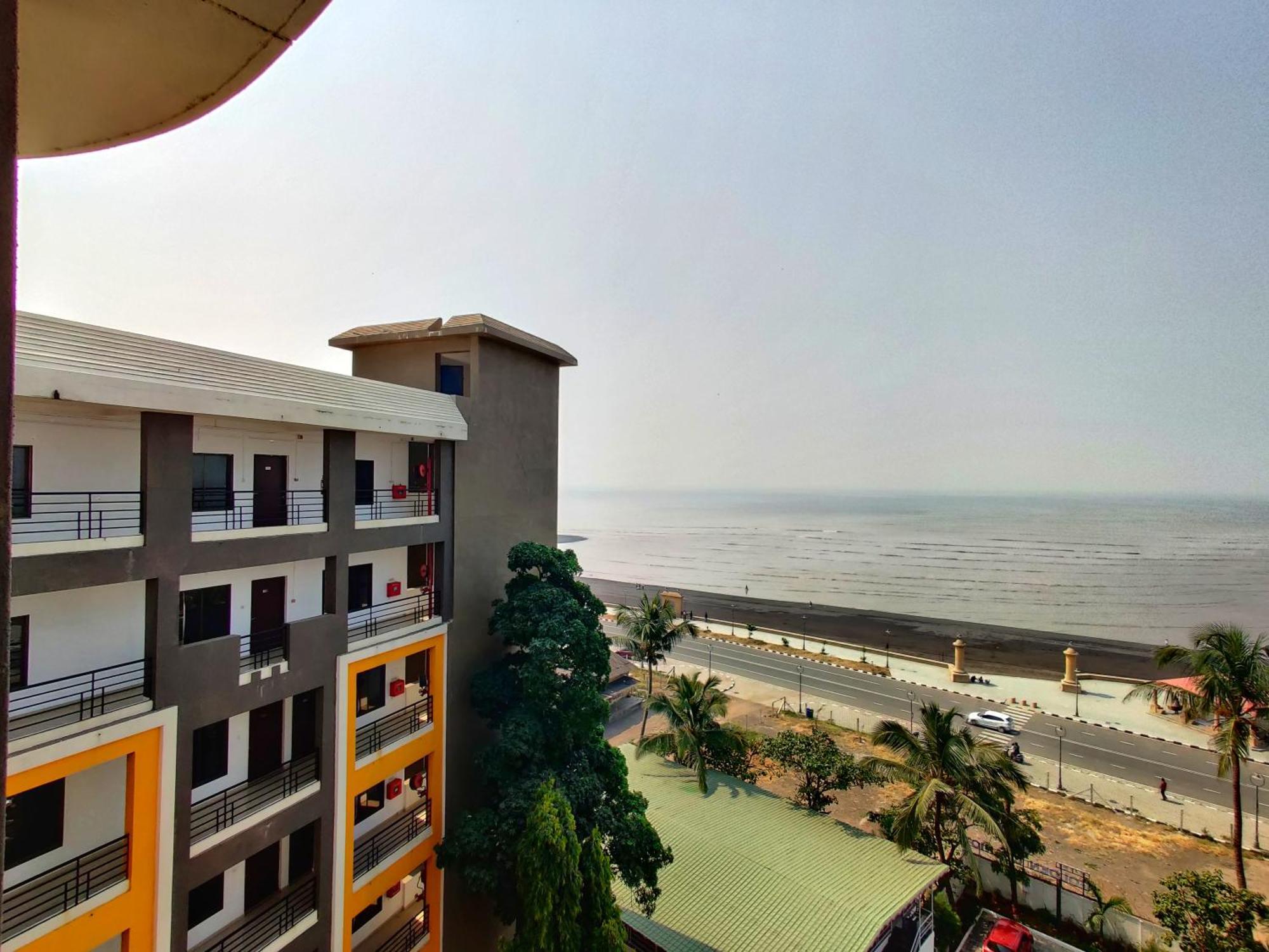 Golden Chariot Hotel Daman Esterno foto