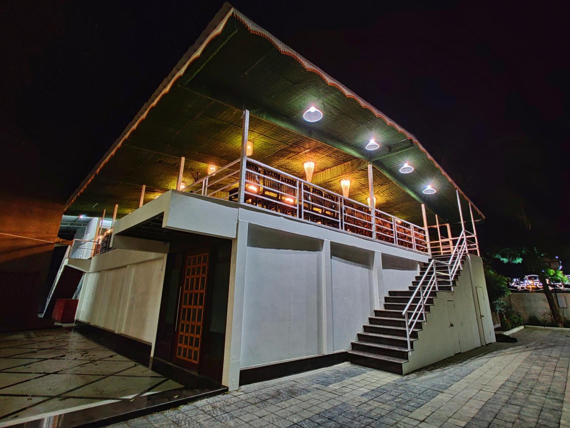 Golden Chariot Hotel Daman Esterno foto