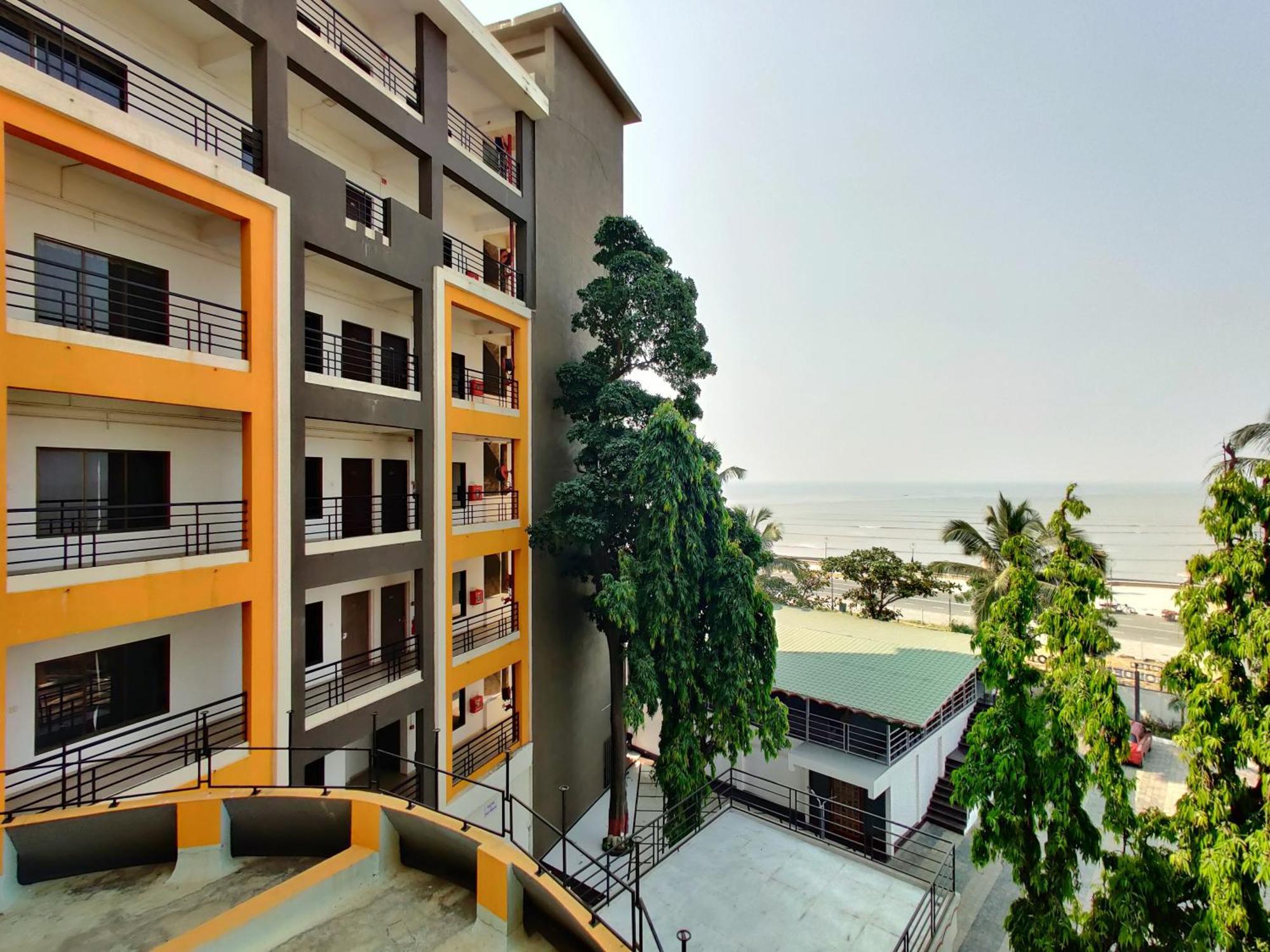 Golden Chariot Hotel Daman Esterno foto
