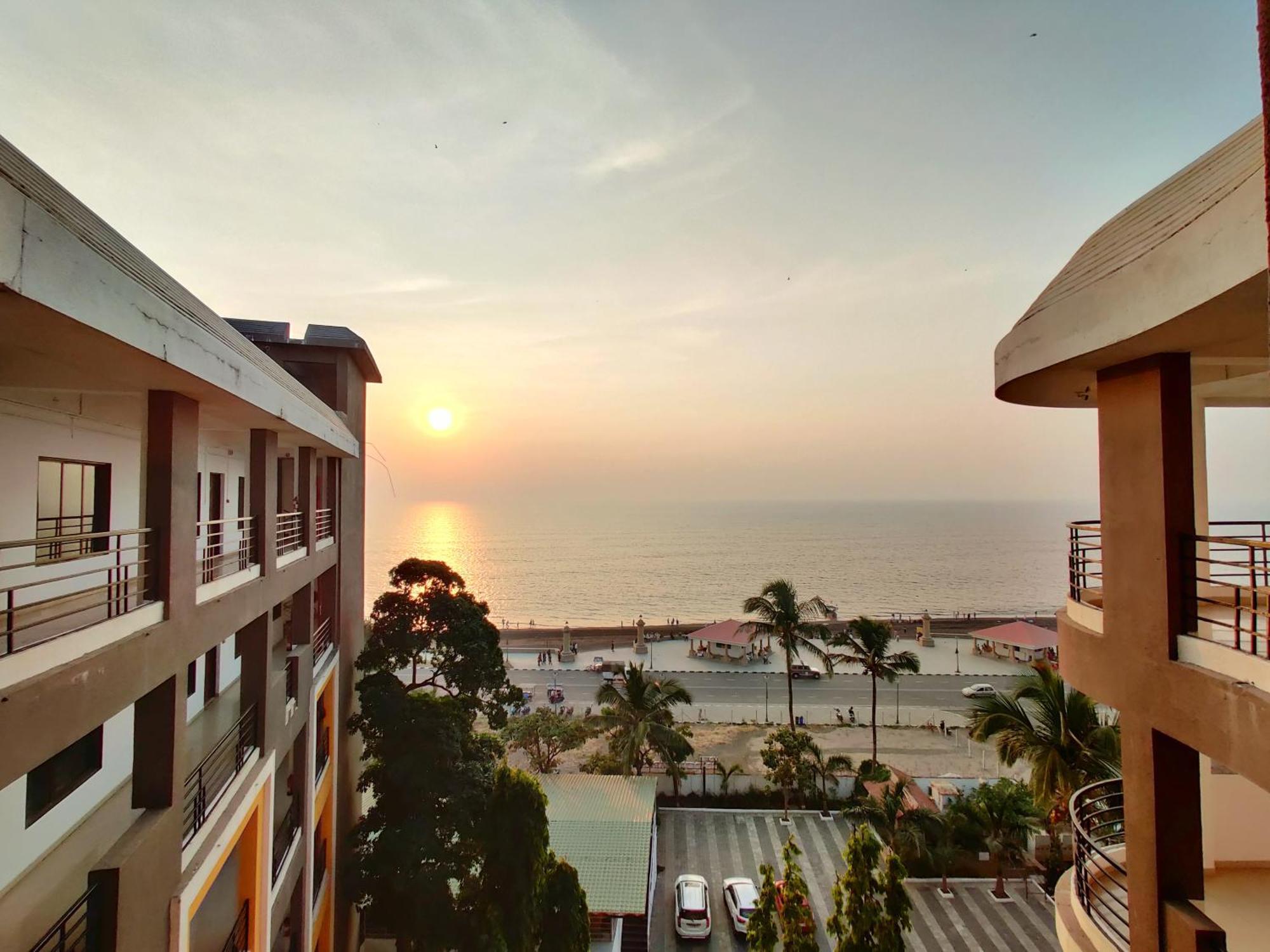 Golden Chariot Hotel Daman Esterno foto
