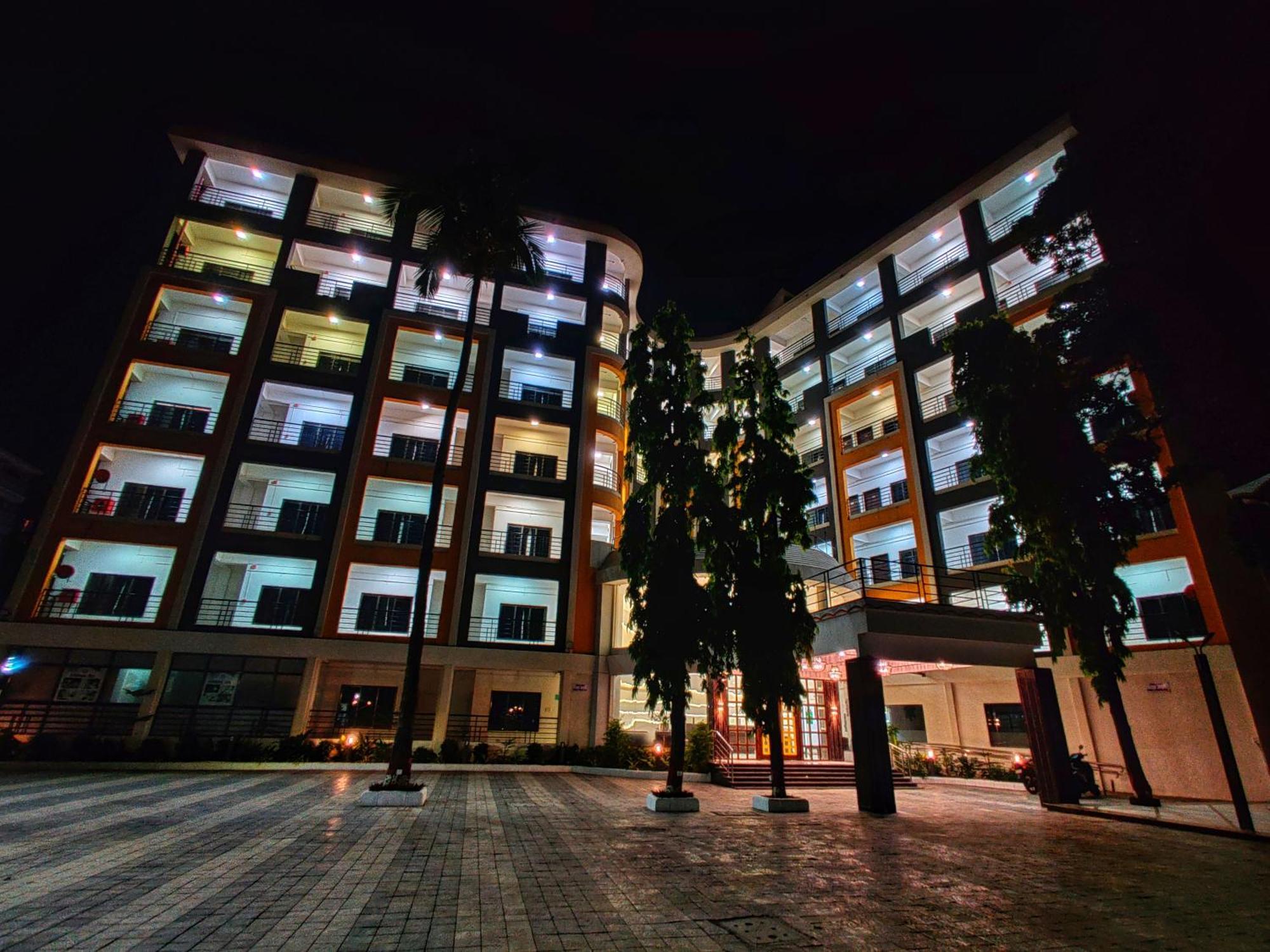 Golden Chariot Hotel Daman Esterno foto