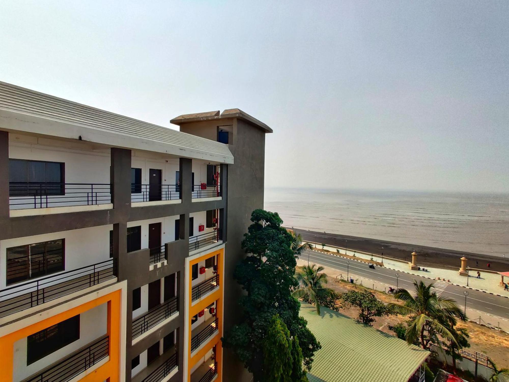Golden Chariot Hotel Daman Esterno foto
