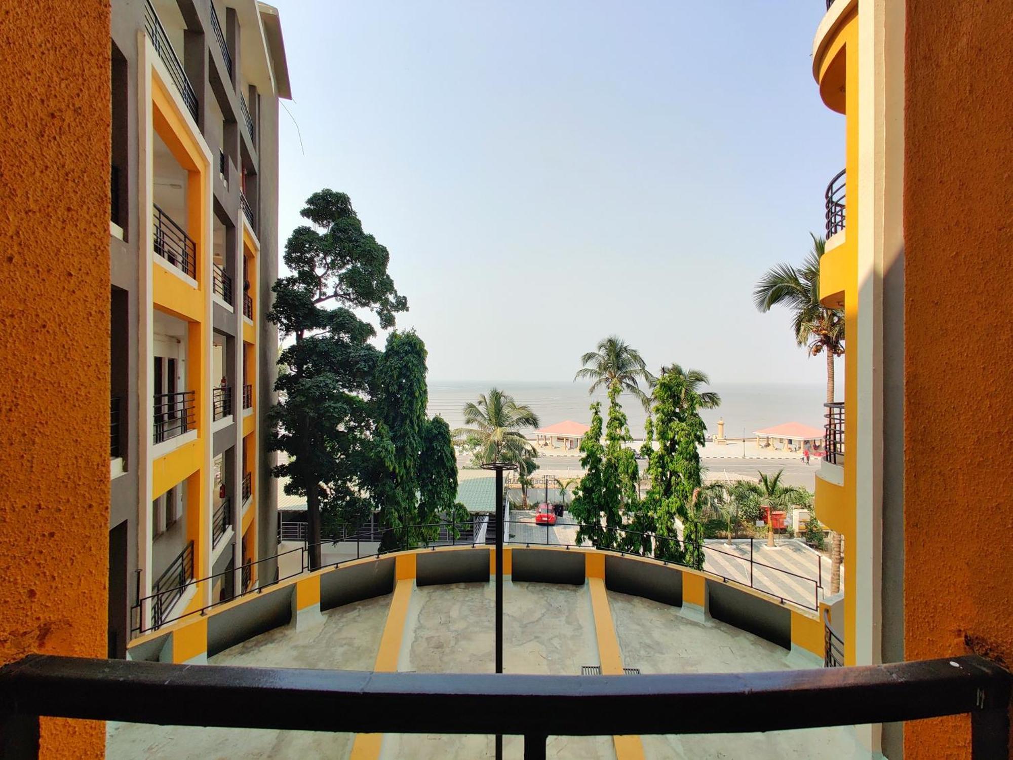 Golden Chariot Hotel Daman Esterno foto