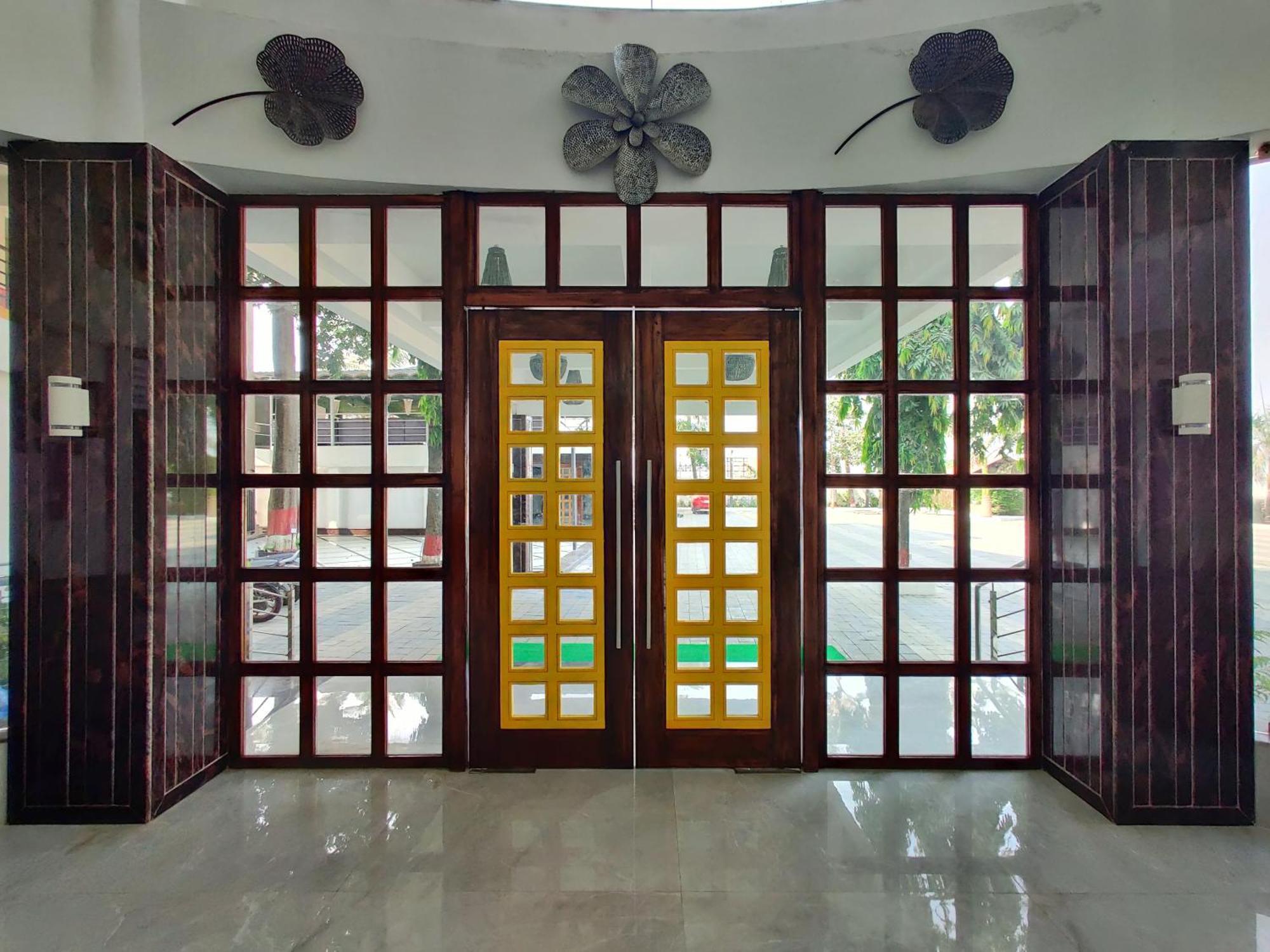 Golden Chariot Hotel Daman Esterno foto