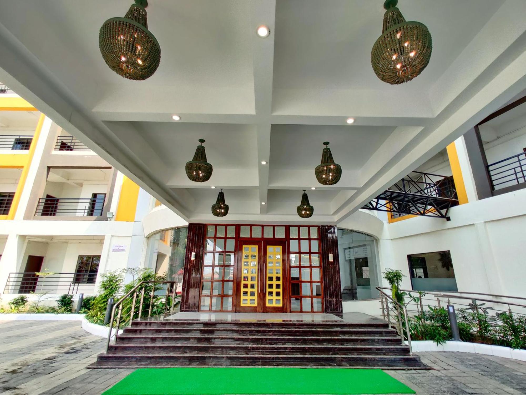 Golden Chariot Hotel Daman Esterno foto