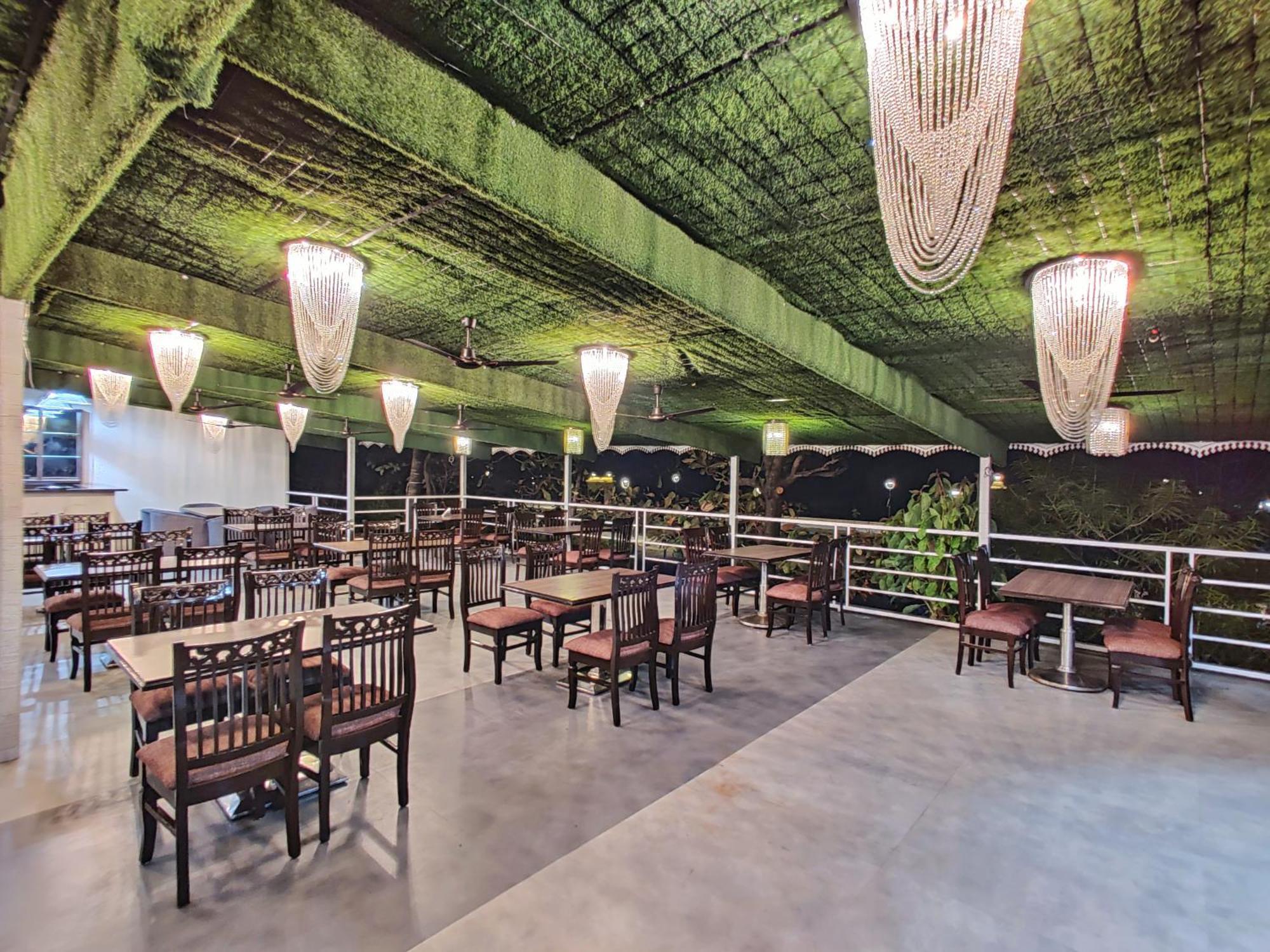 Golden Chariot Hotel Daman Esterno foto