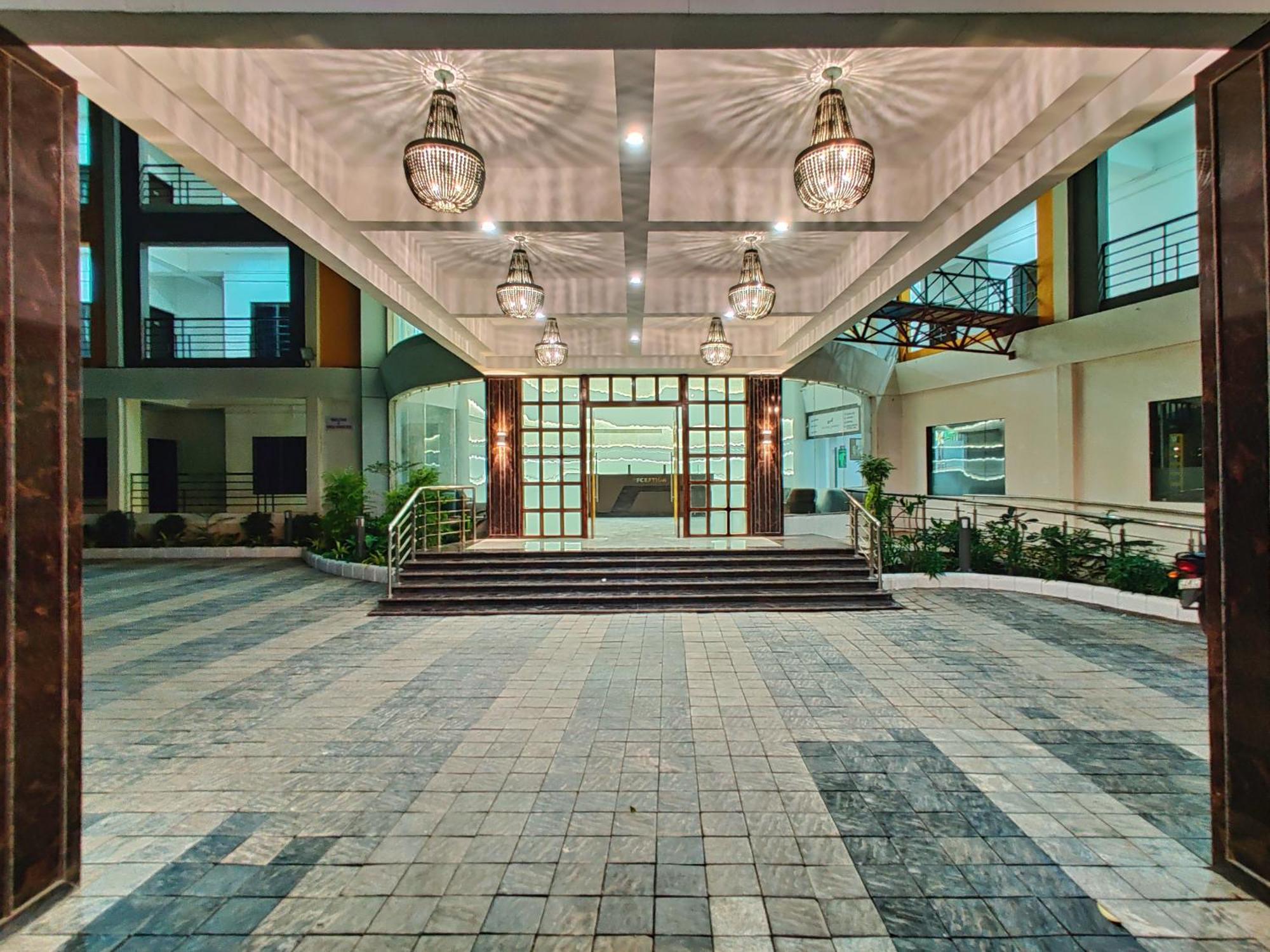 Golden Chariot Hotel Daman Esterno foto