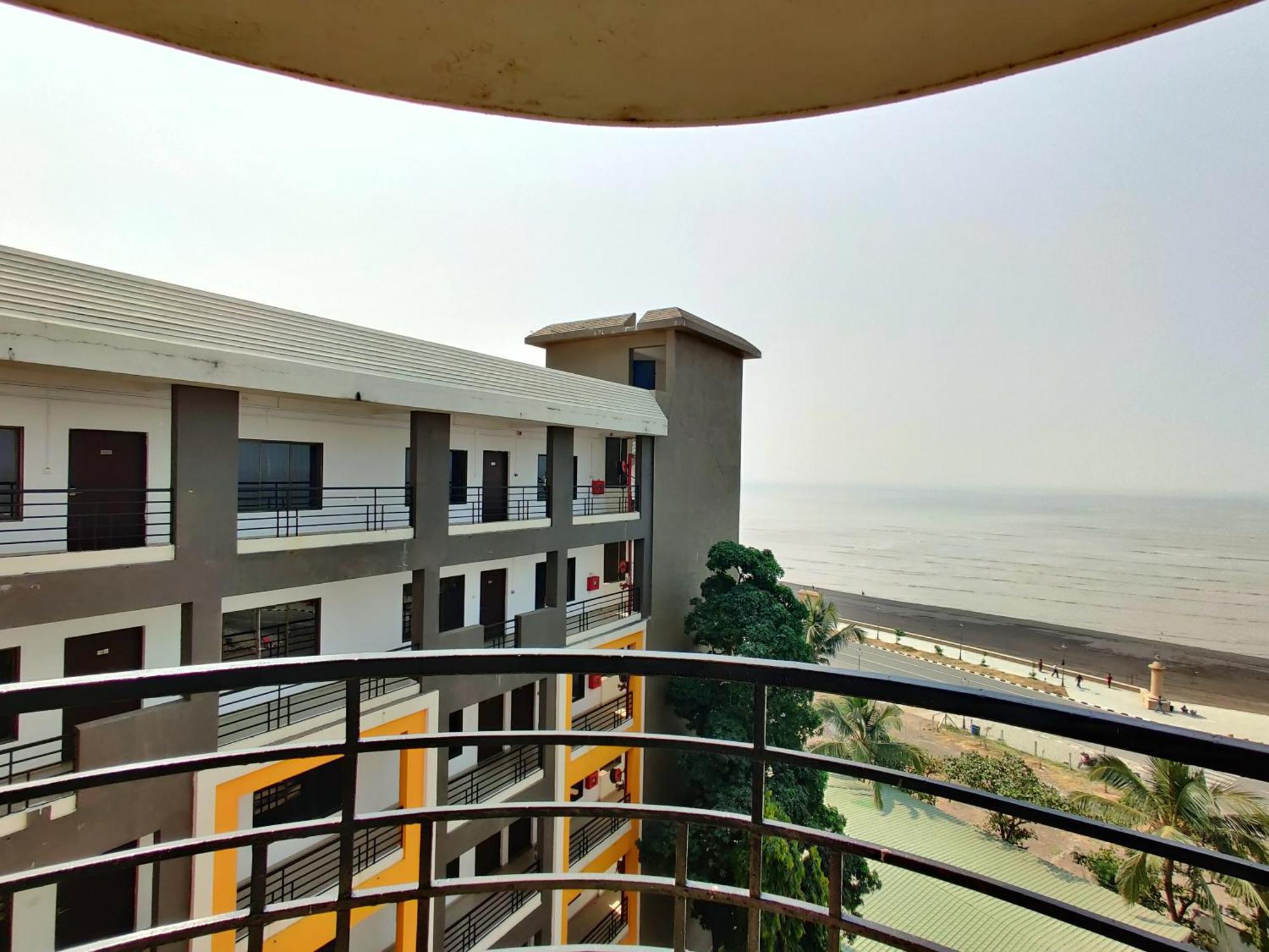 Golden Chariot Hotel Daman Esterno foto