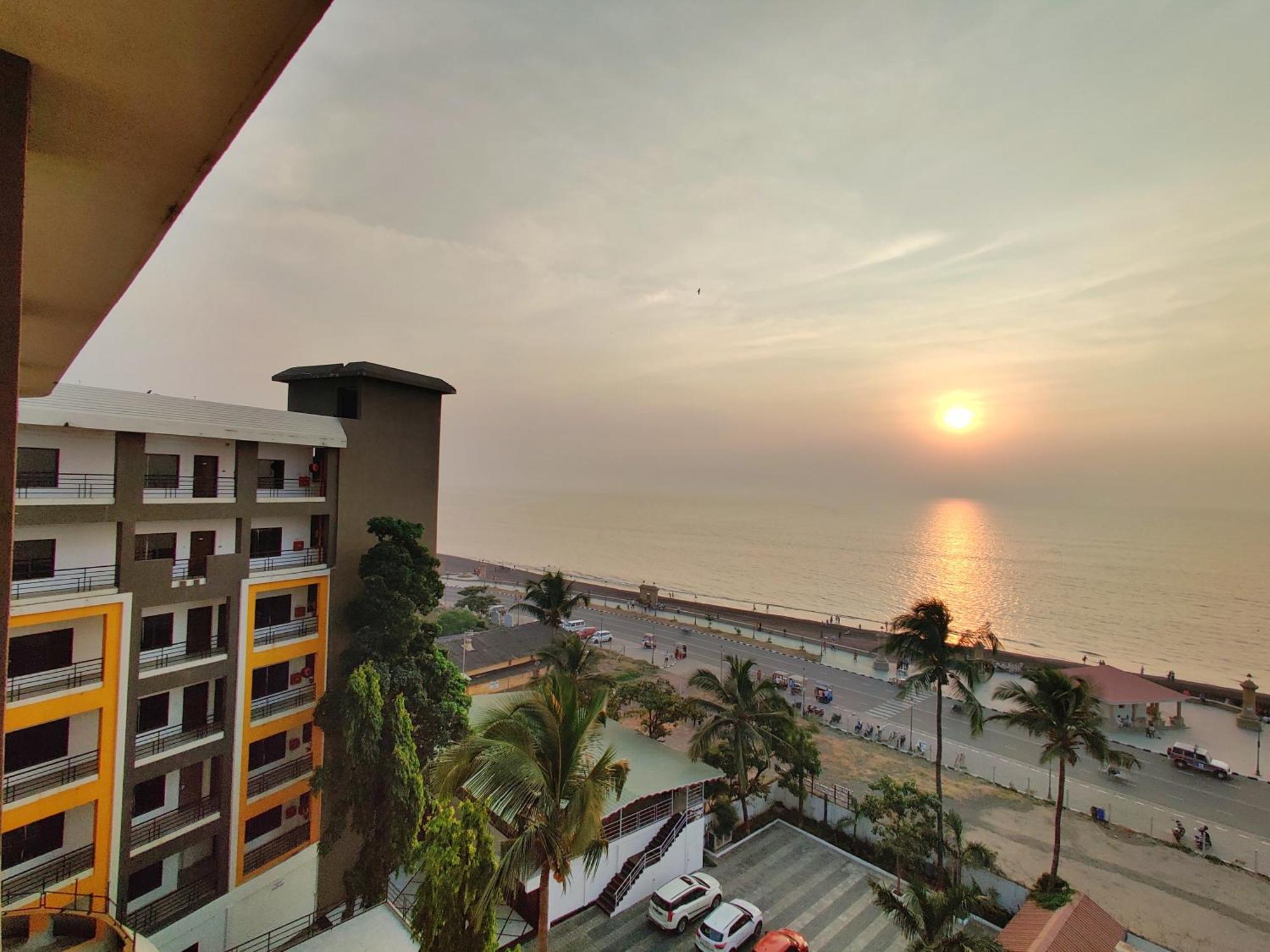Golden Chariot Hotel Daman Esterno foto
