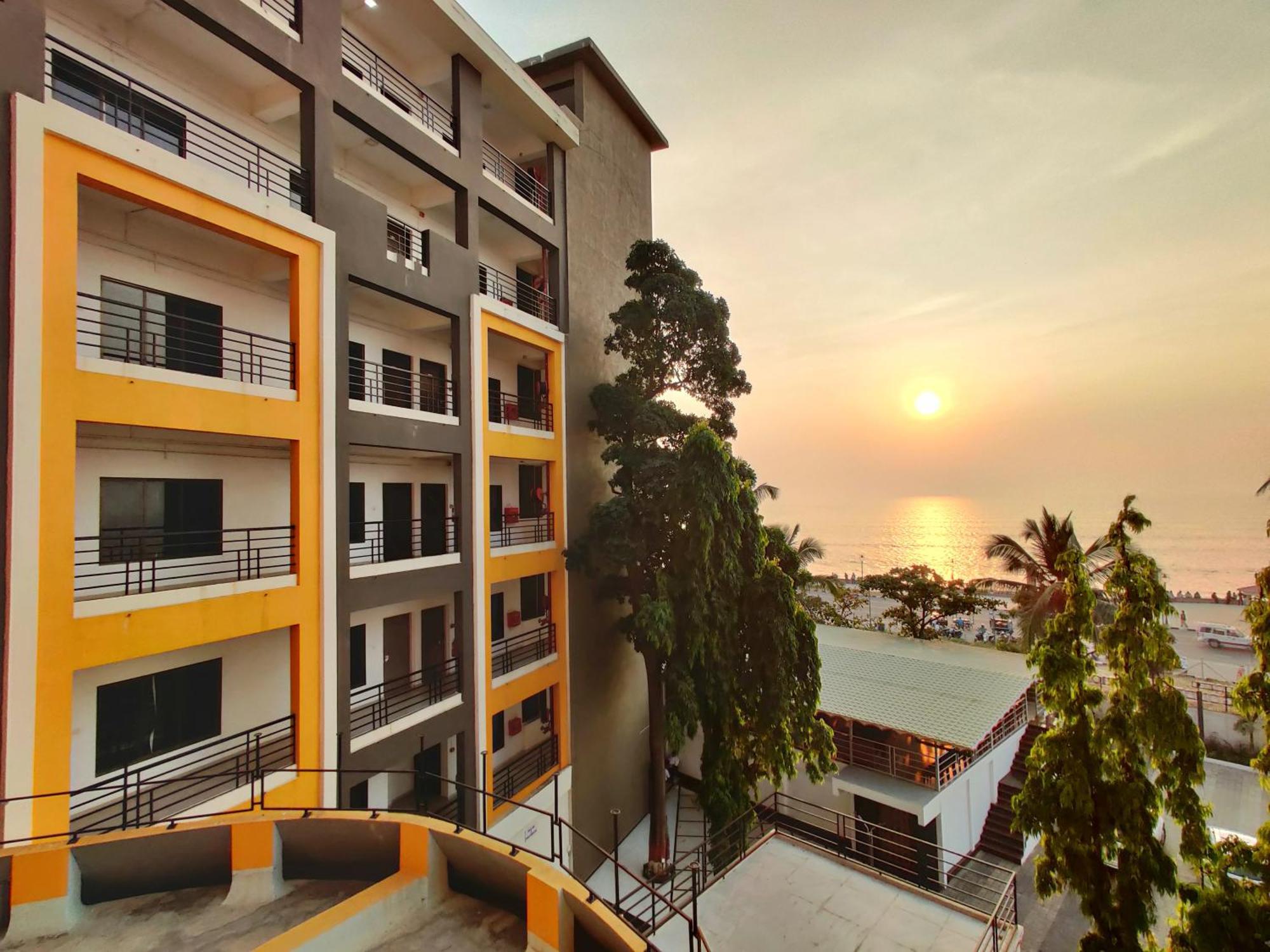 Golden Chariot Hotel Daman Esterno foto