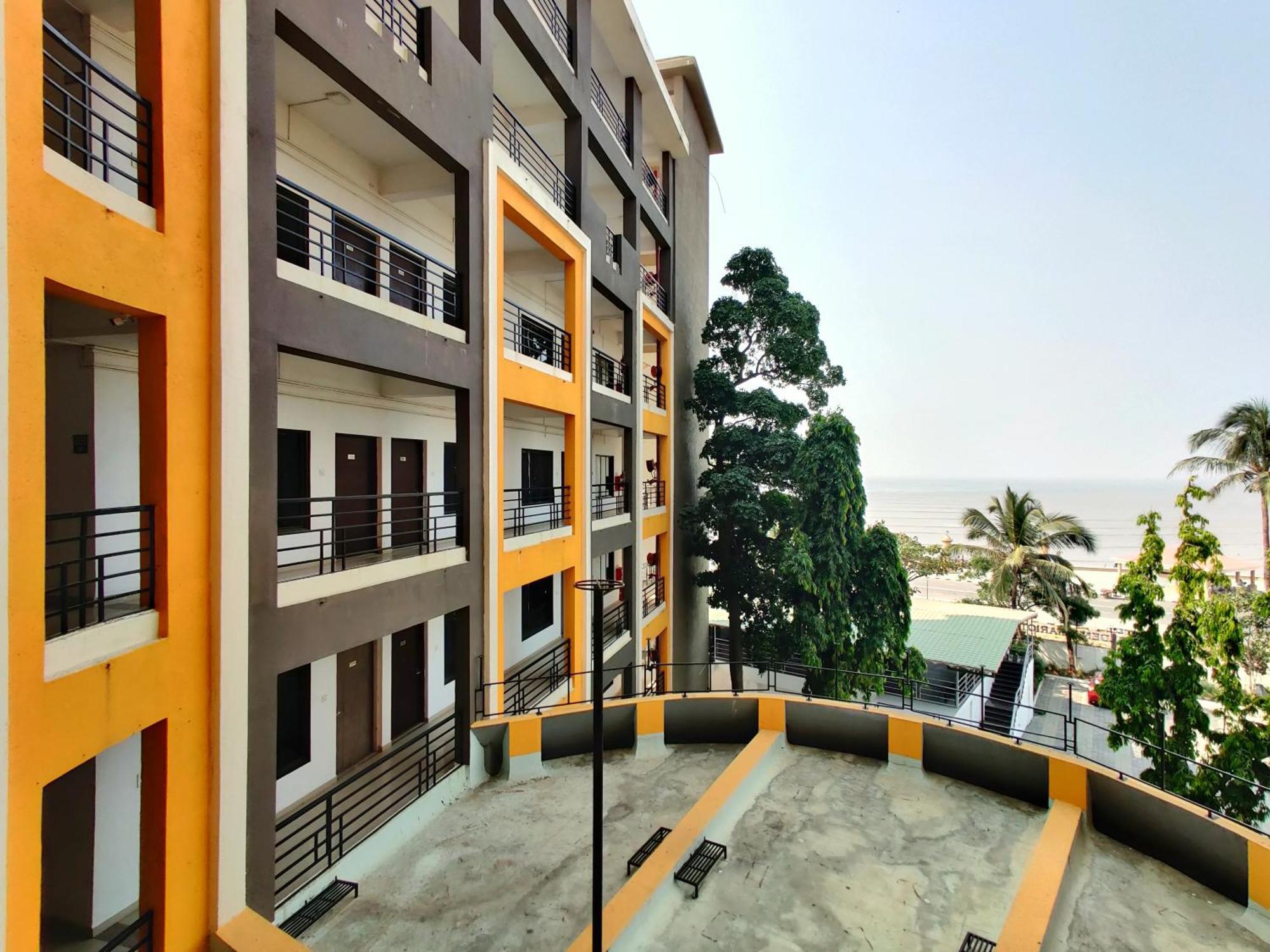 Golden Chariot Hotel Daman Esterno foto