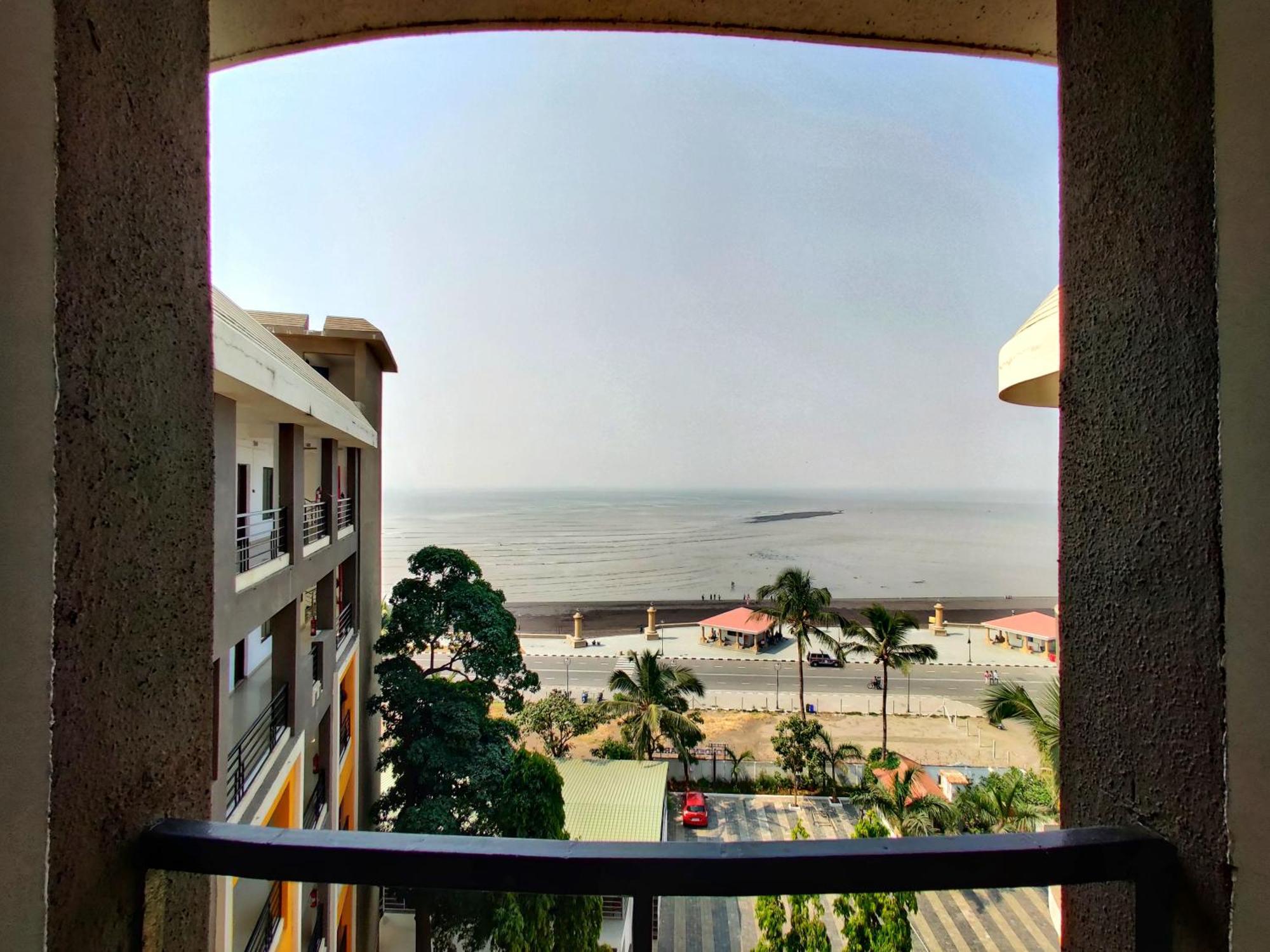 Golden Chariot Hotel Daman Esterno foto