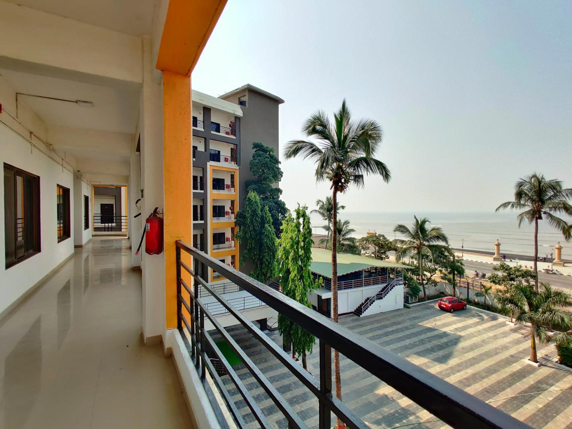 Golden Chariot Hotel Daman Esterno foto