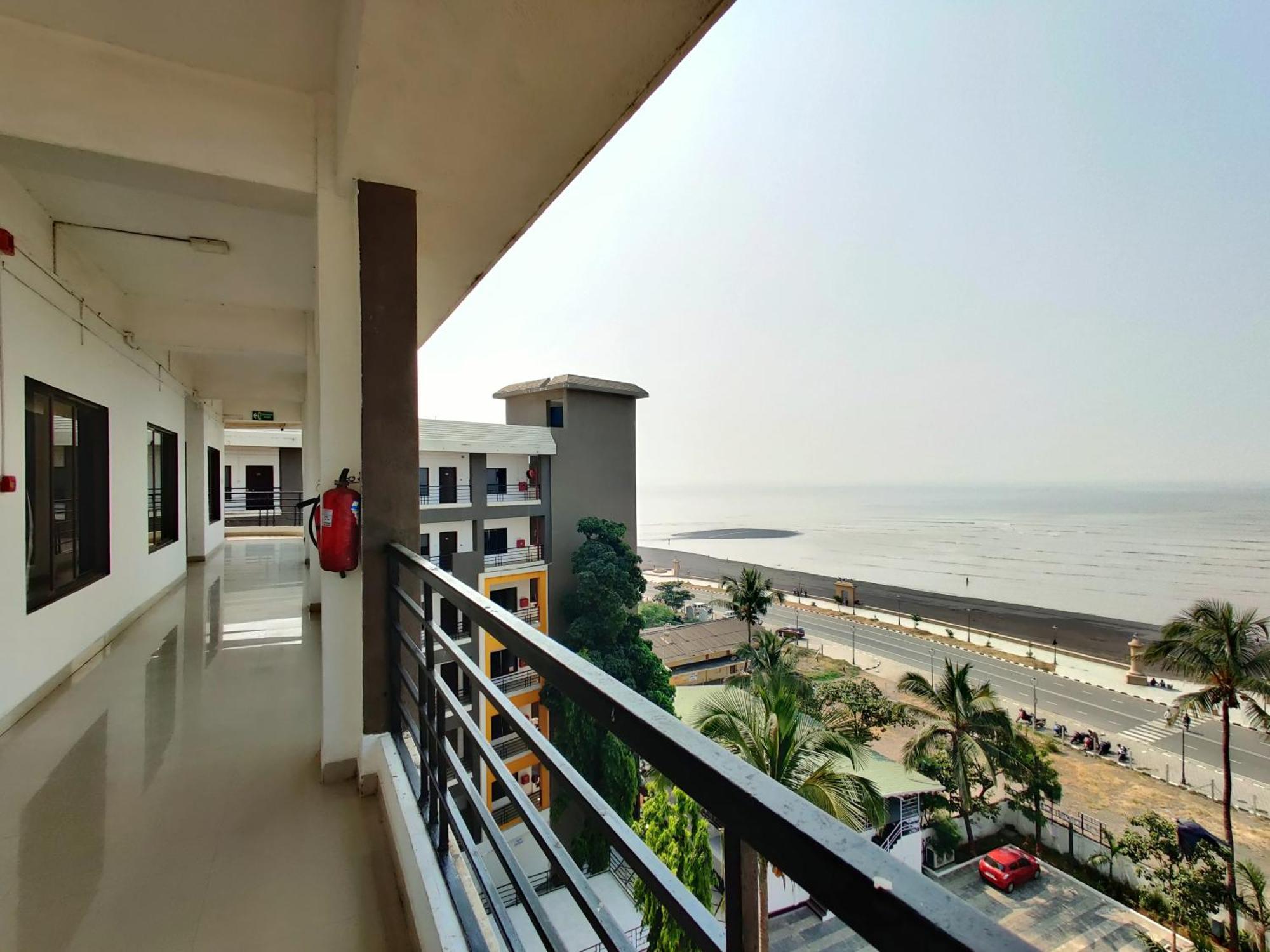Golden Chariot Hotel Daman Esterno foto