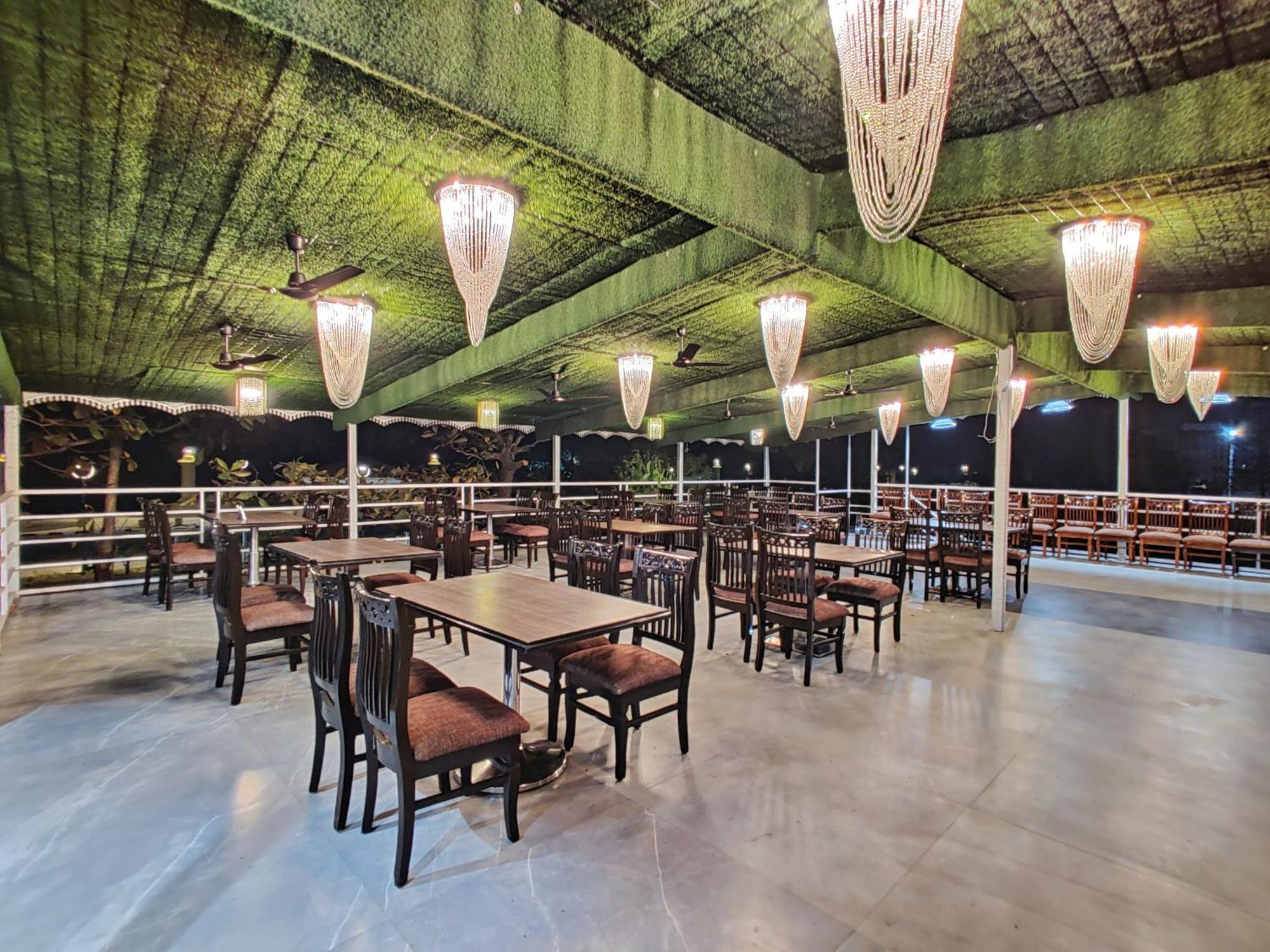 Golden Chariot Hotel Daman Esterno foto