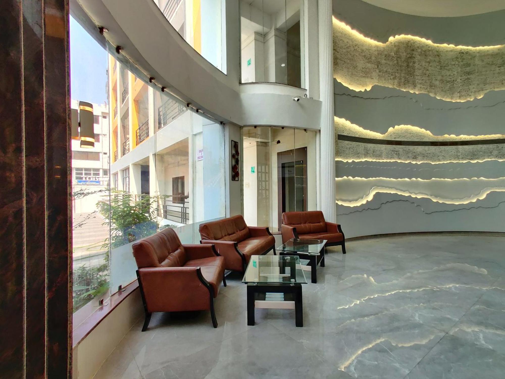 Golden Chariot Hotel Daman Esterno foto