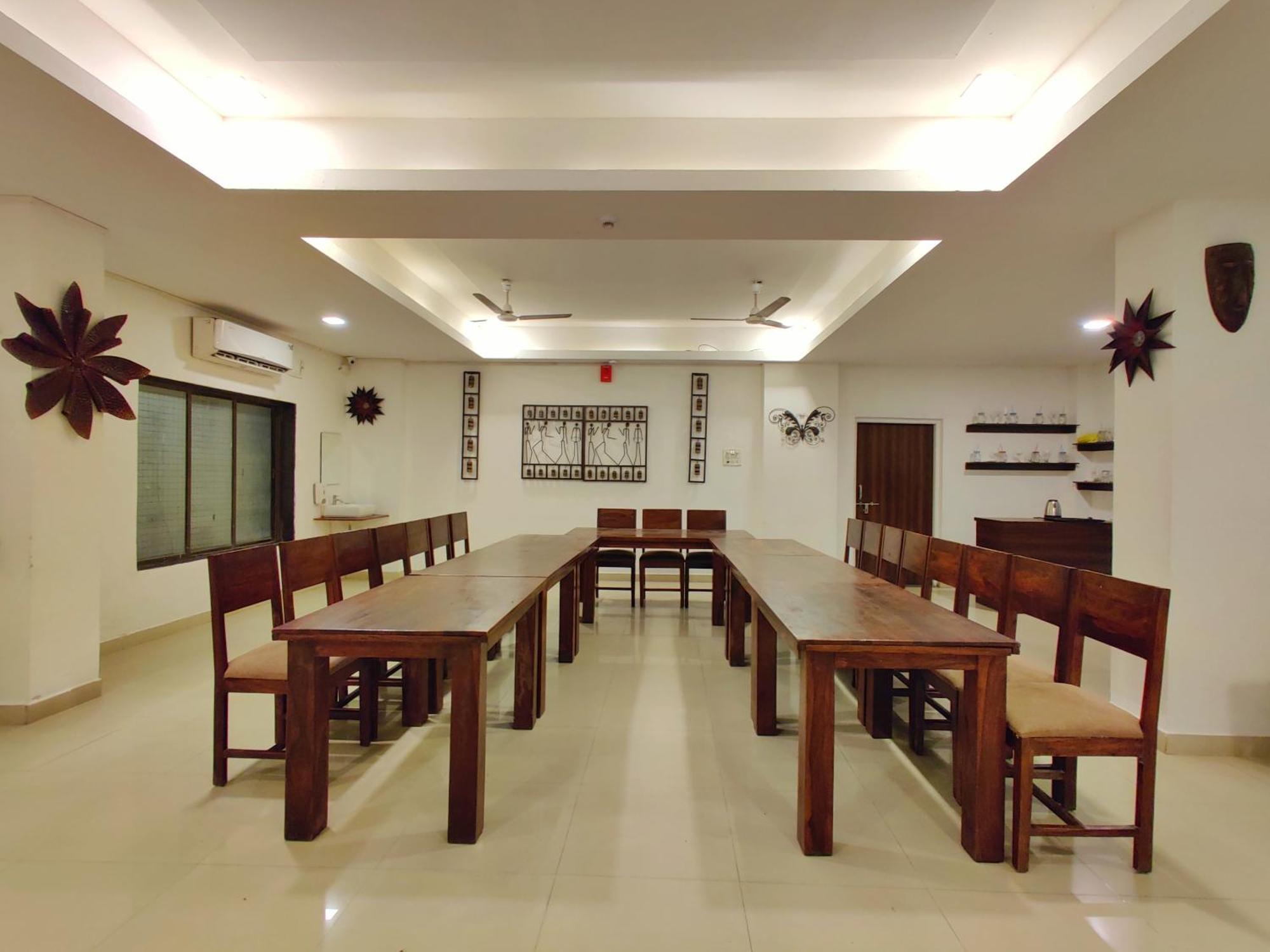 Golden Chariot Hotel Daman Esterno foto