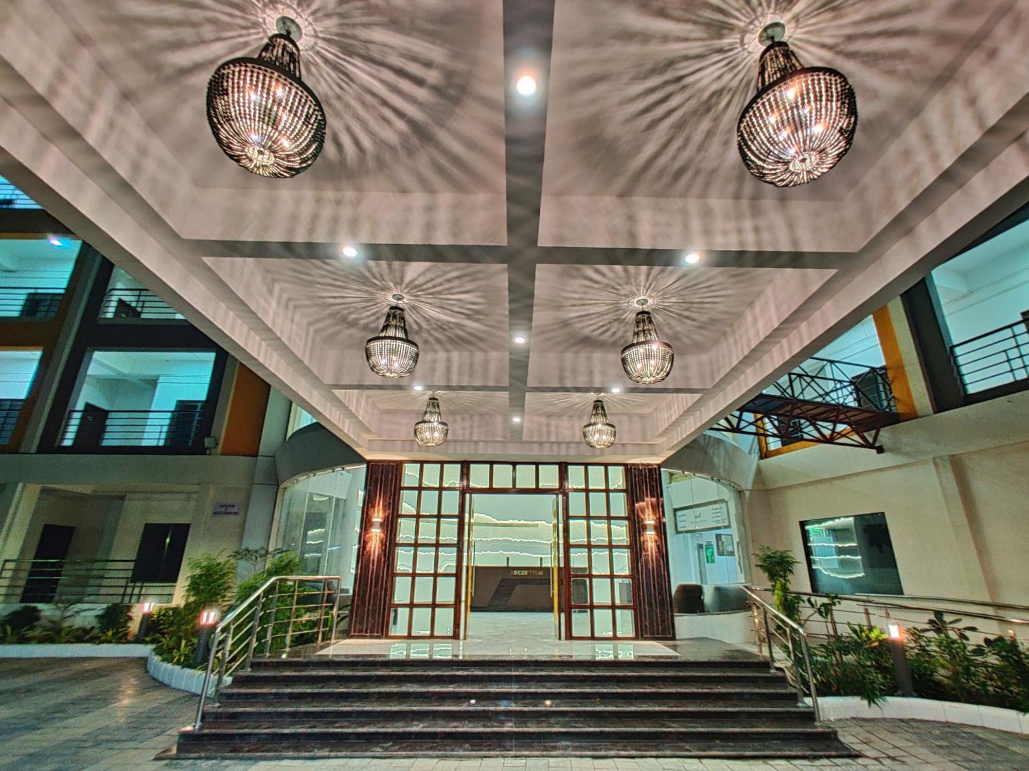 Golden Chariot Hotel Daman Esterno foto