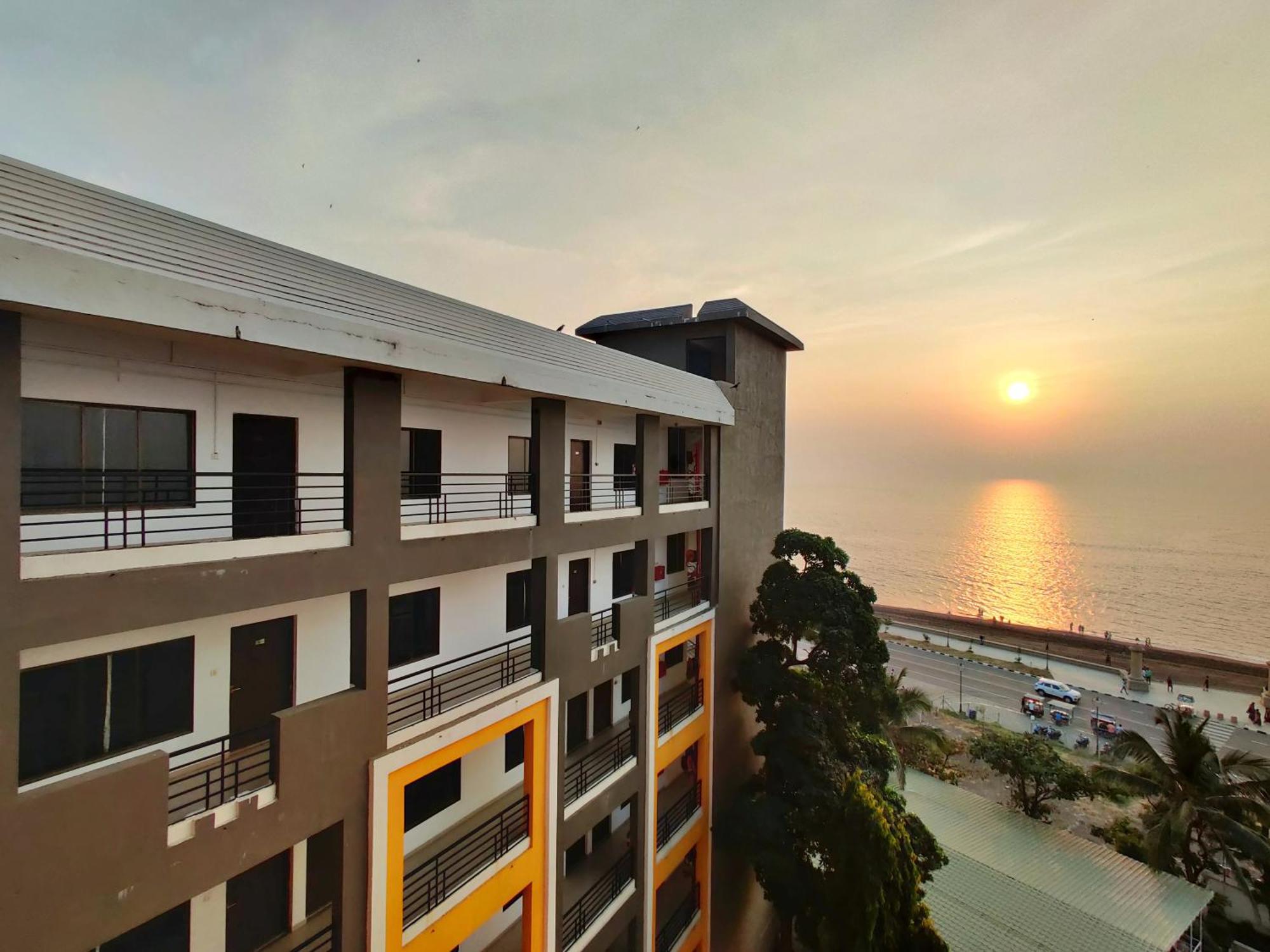 Golden Chariot Hotel Daman Esterno foto