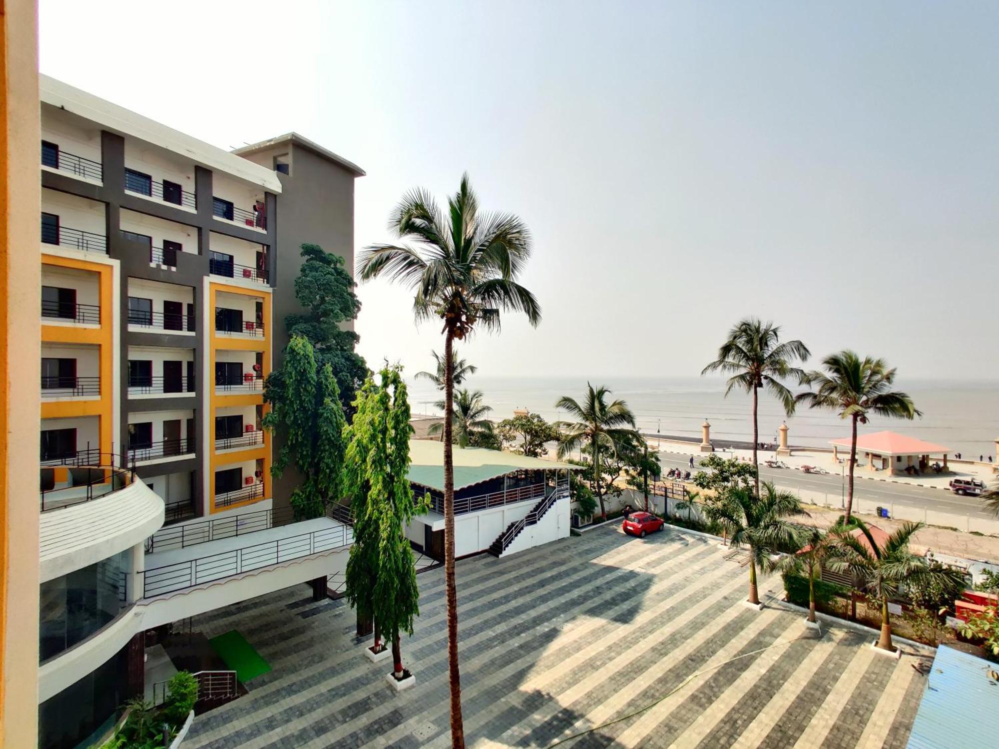Golden Chariot Hotel Daman Esterno foto
